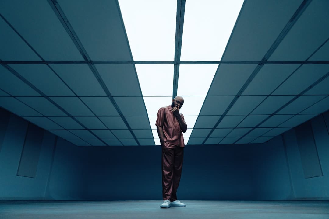 杨默依全新EP《不率直》正式官宣 首波主打曲《昙花》诠释惋惜美学